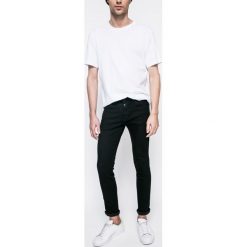 Wrangler - Jeansy Strangler. Czarne jeansy męskie marki Wrangler, z elastanu. W wyprzedaży za 169,90 zł.