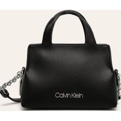 Calvin Klein - Torebka. Czarne listonoszki damskie Calvin Klein, w paski, ze skóry ekologicznej, na ramię, małe, bez dodatków. Za 539,90 zł.