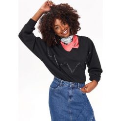 Bluza z błyszczącą aplikacją. Czarne bluzy damskie na lato, z aplikacjami, z dzianiny. Za 109,99 zł.