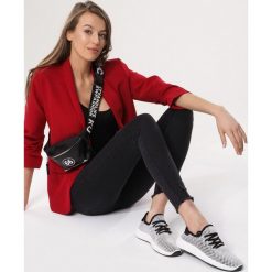 Czarna Nerka Modishly. Czarne nerki damskie Born2be, z nadrukiem, z nadrukiem, bez dodatków. Za 39,99 zł.