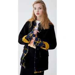 Czarna kurtka worker ze sztruksowym kołnierzem. Czarne kurtki damskie Pull&Bear, bez wzorów, ze sztruksu, bez kaptura. Za 199,00 zł.