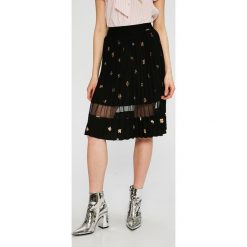 Guess Jeans - Spódnica Lucinda. Czarne spódniczki damskie marki Guess Jeans, na co dzień, s, z aplikacjami, z poliesteru, z podwyższonym stanem, midi, proste. W wyprzedaży za 299,90 zł.