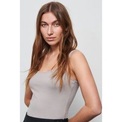 Dzianinowy top - Jasny szary. Szare topy damskie Reserved, s, bez wzorów, z dzianiny, bez kołnierzyka. Za 29,99 zł.