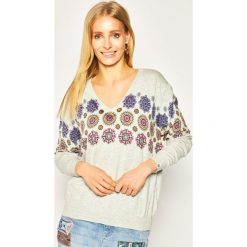 Sweter Desigual Kerla 20SWJF97. Szare swetry damskie Desigual, l, bez wzorów, z wiskozy, klasyczne, bez rękawów, bez kaptura. W wyprzedaży za 239,00 zł.