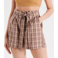 Szorty High Waist z paskiem - Fioletowy. Fioletowe szorty damskie Cropp, bez wzorów, z podwyższonym stanem. Za 59,99 zł.