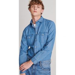 Jeansowa koszula slim fit - Niebieski. Niebieskie koszule męskie Reserved, s, z jeansu. W wyprzedaży za 49,99 zł.