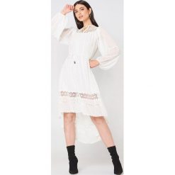 Długie sukienki: Glamorous Haftowana sukienka z wiązaniem - White