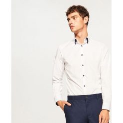 Koszula super slim fit z mikroprintem - Biały. Białe koszule męskie marki Reserved, s, bez wzorów, bez kołnierzyka, bez rękawów. Za 99,99 zł.