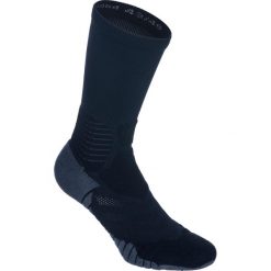Skarpety do gry w koszykówkę SO900 MiD. Czarne skarpetki męskie TARMAK, bez wzorów, z elastanu. Za 29,99 zł.
