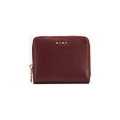 DKNY Bryant Small Portfel Czerwony. Czerwone portfele damskie DKNY, bez wzorów, ze skóry. Za 498,95 zł.