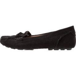 UGG WHITLEY DRIVER Mokasyny black. Czarne półbuty damskie Ugg, ze skóry. Za 519,00 zł.