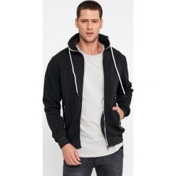 Czarna Bluza Thessare. Czarne bluzy męskie Born2be, xxl, bez wzorów, bez kołnierzyka, bez rękawów, bez kaptura. Za 89,99 zł.