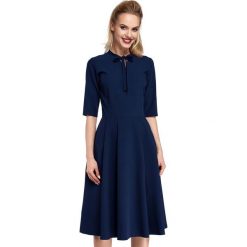 Granatowa Sukienka Elegancka Rozkloszowana z Wiązaniem przy Dekolcie. Niebieskie sukienki damskie Molly.pl, do pracy, s, bez wzorów, z tkaniny, eleganckie, bez kołnierzyka, bez rękawów, rozkloszowane. Za 145,90 zł.