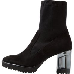 Marcel Ostertag x Tamaris Botki na platformie black. Czarne botki damskie lity Marcel Ostertag x Tamaris, z materiału. Za 369,00 zł.
