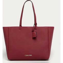 Calvin Klein - Torebka. Różowe torby damskie na zakupy Calvin Klein, w paski, ze skóry ekologicznej, na ramię, duże, bez dodatków. W wyprzedaży za 539,90 zł.