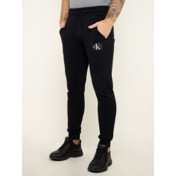 Spodnie dresowe Calvin Klein Jeans J30J314066. Czarne jeansy męskie Calvin Klein Jeans, xl, bez wzorów. Za 399,00 zł.