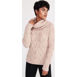 Sweter z luźnym golfem - Różowy. Różowe swetry damskie Reserved, s. W wyprzedaży za 69,99 zł.