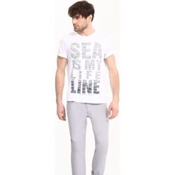 T-SHIRT KRÓTKI RĘKAW MĘSKI Z NADRUKIEM. Białe t-shirty męskie z nadrukiem marki Mustang, m, z bawełny. Za 39,99 zł.