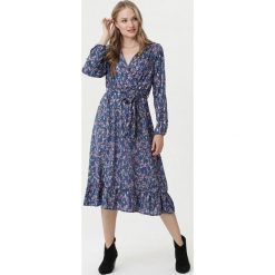 Niebieska Sukienka Bardon. Niebieskie sukienki damskie Born2be, s, w kwiaty, z tkaniny, bez kołnierzyka, bez rękawów, długie, midi, rozkloszowane. Za 119,99 zł.