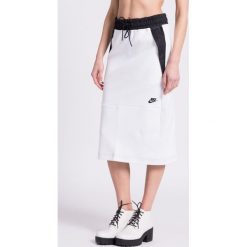 Nike Sportswear - Spódnica. Białe spódniczki damskie dzianinowe marki Nike Sportswear, s, midi. W wyprzedaży za 179,90 zł.