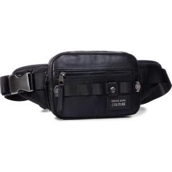 Saszetka nerka VERSACE JEANS COUTURE - E1YZAB12 71592 899. Czarne torby męskie skórzane Versace Jeans Couture, bez wzorów, z jeansu, młodzieżowe. Za 779,00 zł.