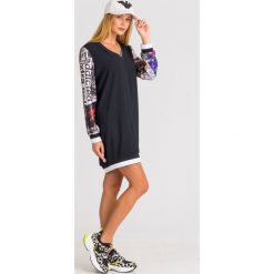 SUKIENKA Ice Play. Czarne sukienki damskie Ice Play, na imprezę, bez wzorów, z włoskim kołnierzykiem, bez rękawów, mini. Za 1019,00 zł.