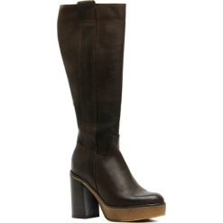 Buty zimowe damskie: Skórzane kozaki w kolorze ciemnobrązowym