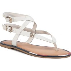 Sandały TOMMY HILFIGER - Iconic Flat Strappy Sandal FW0FW04873 Ivory YBI. Białe klapki damskie TOMMY HILFIGER, bez wzorów, ze skóry, bez obcasa, na obcasie. W wyprzedaży za 269,00 zł.