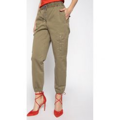 Spodnie materiałowe Tommy Jeans Tjw Cargo DW0DW07703. Zielone spodnie damskie Tommy Jeans, xs, bez wzorów, z elastanu. Za 449,00 zł.