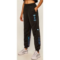 Adidas Originals - Spodnie. Czarne spodnie damskie adidas Originals, z nadrukiem, z poliesteru. Za 269,90 zł.