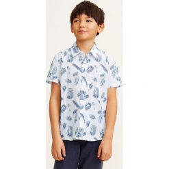 Mango Kids - Koszula dziecięca Bet 110-164 cm. Białe koszule chłopięce Mango Kids, bez wzorów, z bawełny, klasyczne, z klasycznym kołnierzykiem, z długim rękawem, długie. W wyprzedaży za 29,90 zł.