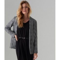 Dzianinowa marynarka - Szary. Szare marynarki damskie Mohito, bez wzorów, z dzianiny. Za 139,99 zł.
