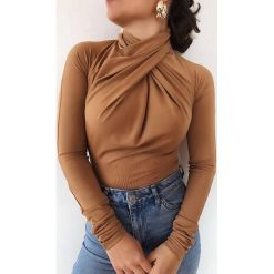 Bluzka-body MIGELA. Pomarańczowe bluzki damskie IVET, bez wzorów, eleganckie, bez kołnierzyka, z długim rękawem. W wyprzedaży za 29,00 zł.