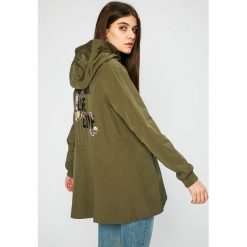 Guess Jeans - Parka. Szare parki damskie Guess Jeans, l, z aplikacjami, z bawełny. W wyprzedaży za 499,90 zł.