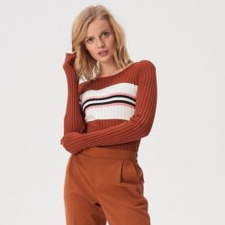 Krótki sweter w paski - Bordowy. Czerwone swetry damskie Sinsay, s, w paski, z krótkim rękawem, krótkie, bez kaptura. Za 49,99 zł.