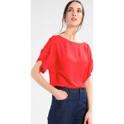 Bluzki asymetryczne: Banana Republic TIERED BOATNECK SOLID Bluzka red sunset