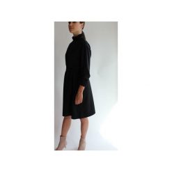 Sukienka CHARMING BLACK. Czarne sukienki damskie TRUE COLOR by Ann, na co dzień, l, bez wzorów, klasyczne, z klasycznym kołnierzykiem, z długim rękawem, długie, trapezowe. Za 490,00 zł.