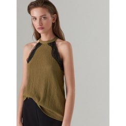 Kreszowany top z dekoltem halter - Khaki. Brązowe topy damskie Mohito, s, bez wzorów, bez kołnierzyka. Za 59,99 zł.