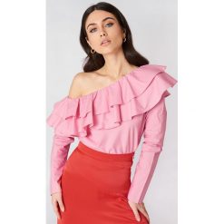NA-KD Boho Asymetryczny top z podwójną falbaną - Pink. Różowe topy damskie marki NA-KD Boho, bez wzorów, z podwójnym kołnierzykiem. W wyprzedaży za 60,97 zł.