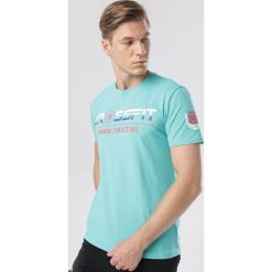 Miętowa Koszulka Leucothera. Zielone koszulki męskie Born2be, xl, bez wzorów, bez kołnierzyka, bez rękawów. W wyprzedaży za 39,99 zł.