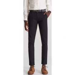 Spodnie skinny z paskiem - Czarny. Czarne spodnie męskie Reserved, m, bez wzorów. Za 149,99 zł.