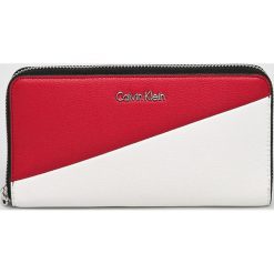 Calvin Klein - Portfel. Czarne portfele damskie Calvin Klein, bez wzorów, ze skóry ekologicznej. Za 299,90 zł.