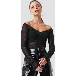 NA-KD Party Siateczkowy top w groszki z odkrytymi ramionami - Black. Czarne topy damskie marki NA-KD Party, w grochy, bez kołnierzyka. Za 161,95 zł.