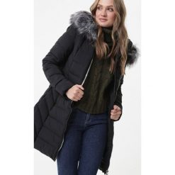 Czarna Kurtka Tyseley. Czarne kurtki damskie Born2be, na zimę, xl, z aplikacjami, z tkaniny, eleganckie, z kapturem. Za 239,99 zł.