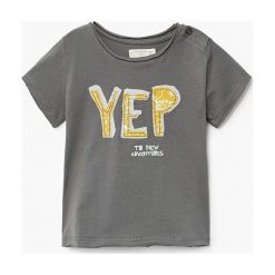 Mango Kids - T-shirt dziecięcy Yep 80-104 cm. Szare t-shirty chłopięce marki Mango Kids, z nadrukiem, z bawełny, z okrągłym kołnierzem. W wyprzedaży za 29,90 zł.