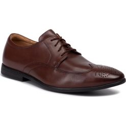 Półbuty CLARKS - Bampton Wing 261463917 Mahogany Leather. Pomarańczowe buty wizytowe męskie Clarks, ze skóry ekologicznej, bez zapięcia. W wyprzedaży za 239,00 zł.