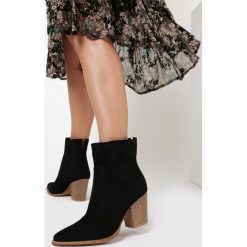 Czarne Botki Xenoth. Czarne botki damskie Born2be, bez obcasa, na obcasie, bez zapięcia. Za 139,99 zł.