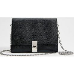 Torebka crossbody z łańcuszkiem - Czarny. Czarne torebki klasyczne damskie Mohito. W wyprzedaży za 59,99 zł.
