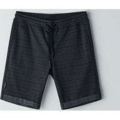 Dresowe szorty z nadrukiem - Czarny. Czarne spodenki i szorty męskie Cropp, s, z nadrukiem, z dresówki. W wyprzedaży za 41,99 zł.