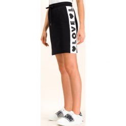 Spódnica ołówkowa LOVE MOSCHINO W152401E 2117. Szare spódniczki damskie Love Moschino, bez wzorów, z elastanu, mini, ołówkowe. W wyprzedaży za 339,00 zł.